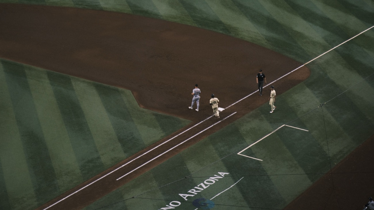 Baserunner reading the pitcher's delivery